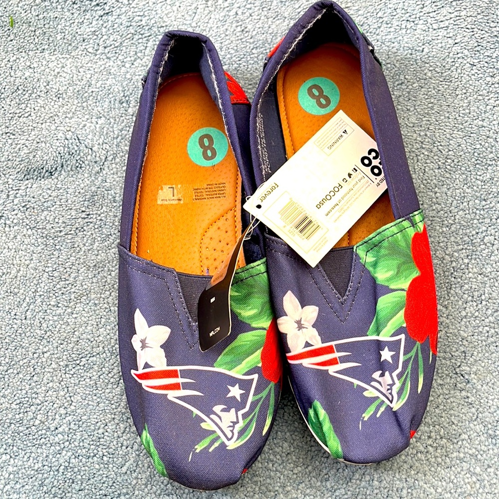 NWT! Team Beans New England Patriots Shoes. Tags state Large/Size 8